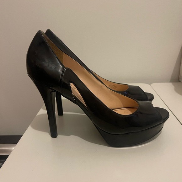 Marc Fisher Black Patent Leather Peep Toe Heels Size 9 - Picture 2 of 6